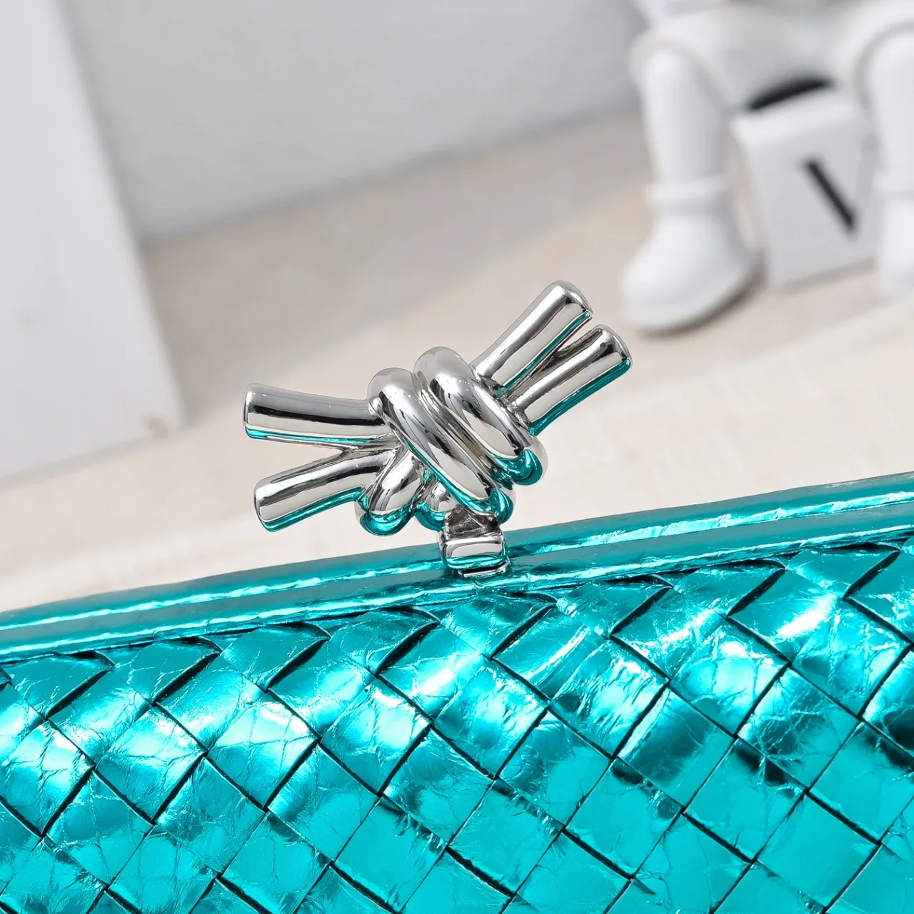 Batch 1860 #BV Knot snakeskin woven evening bag series 🐍 Fashion choice Rare snakeskin bags are full of charm 🌟Using snakeskin pattern woven with knot buckle, the unique texture makes you feel a different kind of refinement and elegance when you touch it 🎀 Its luster is low-key and luxurious, whether it is in the sun or under the light, it can reflect the charming colors 🌈 Holding it in your hand or hanging on your wrist will make you look more elegant and charming✨✨ Model: 717622 Size: 20x12x5.5